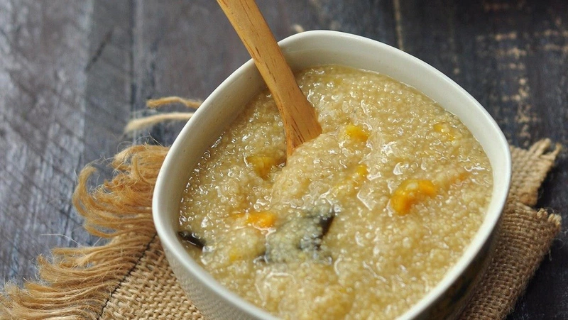 Cháo hạt kê cho bé ăn dặm cùng với bí đỏ
