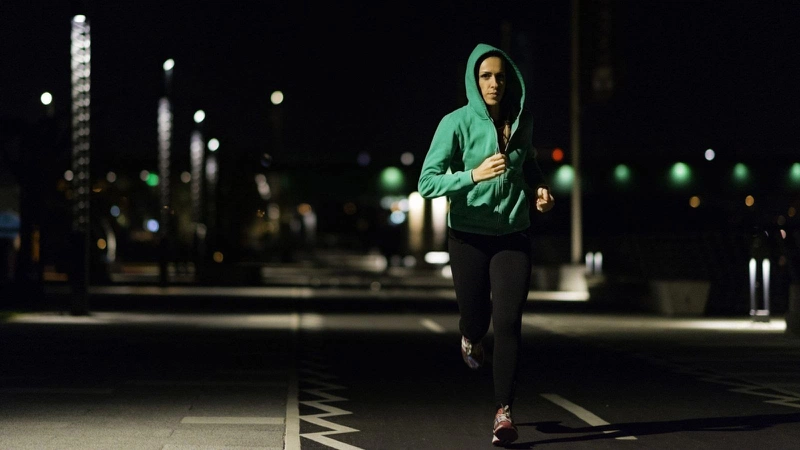 Chạy bộ buổi tối có tốt không? 5 điều cần lưu ý khi chạy bộ buổi tối - Nhà thuốc FPT Long Châu