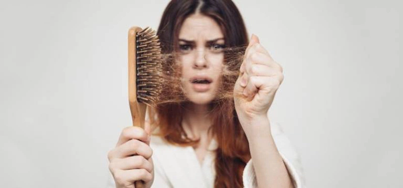 Việc không kiêng kỵ đúng trong ngày đèn đỏ có thể gây rụng tóc