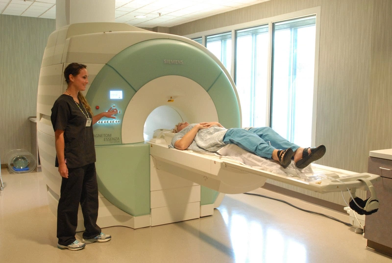 Chụp cộng hưởng từ MRI là phương pháp chẩn đoán giúp bác sĩ tìm ra vị trí chính xác của vết rách và đứt của dây chằng chéo sau