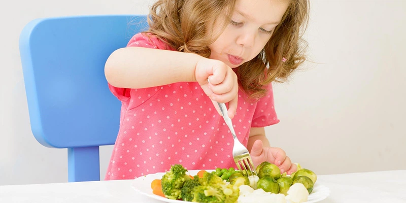 Cho trẻ ăn nhiều rau giảm táo bón