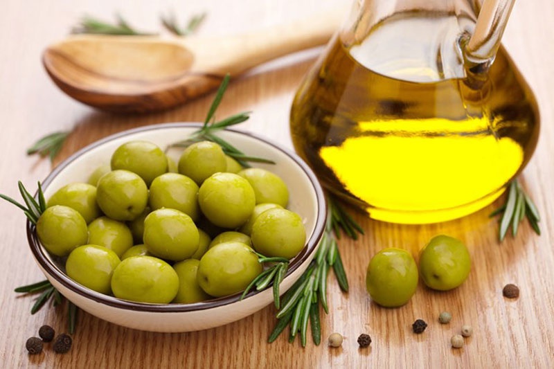 Dầu oliu chứa một lượng lớn Omega 3 và Omega 6 - những chất béo có trong sữa mẹ - giúp trí não và thể chất của trẻ phát triển toàn diện