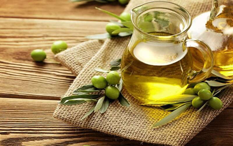 Để sử dụng dầu oliu cho trẻ đúng cách, cha mẹ nên chọn loại dầu oliu chuyên biệt dành cho trẻ sơ sinh