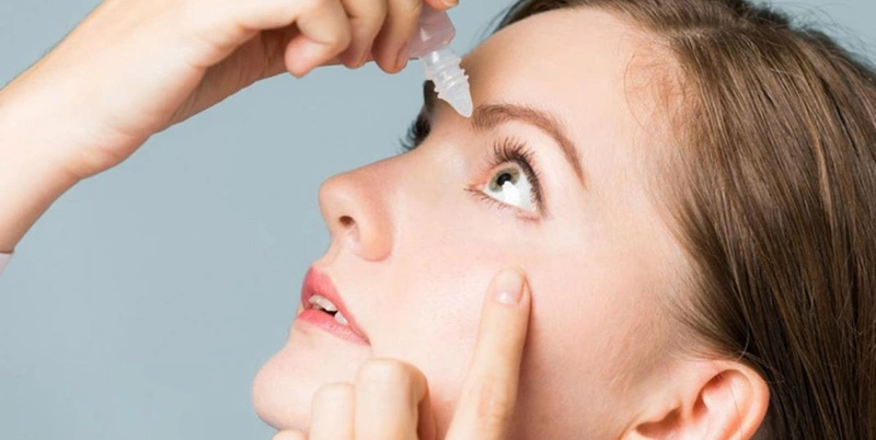 Dùng thuốc nhỏ để làm dịu mắt, giảm tình trạng đau hốc mắt