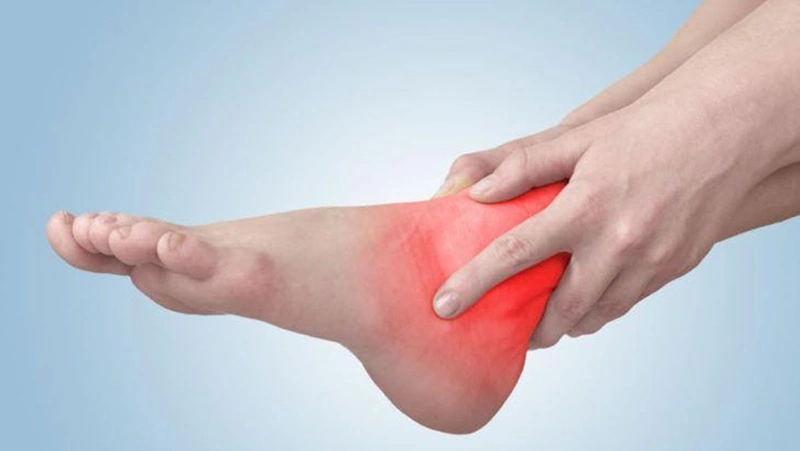 Khi dây chằng bị rách hoặc một trong ba xương ở cổ chân bị tổn thương sẽ gây đau khớp cổ chân