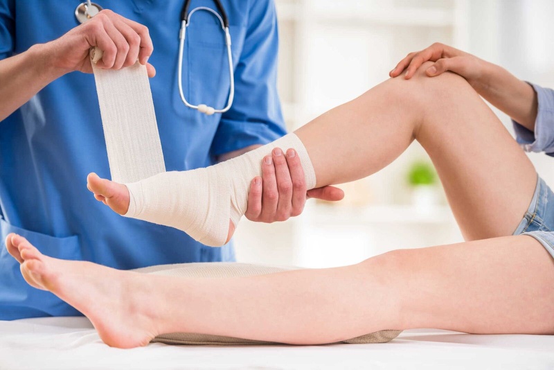Người bị đau khớp cổ chân cần phải điều trị kịp thời để tránh tình trạng bệnh chuyển biến nặng hơn gây biến chứng nguy hiểm