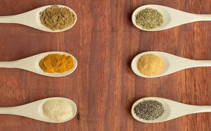 Nên dùng gia vị cho bé ăn dặm không?