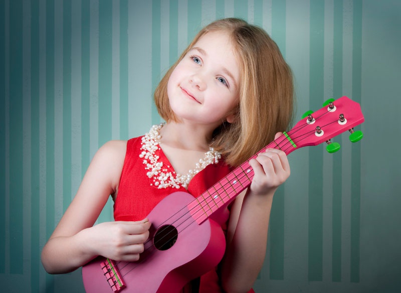 Trẻ học đàn ukulele sớm sẽ giúp trẻ kiểm soát mắt và tay đều đặn, tăng khả năng vận động toàn thân