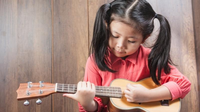 Thông thường trẻ 4 tuổi trở lên có thể học ukulele này
