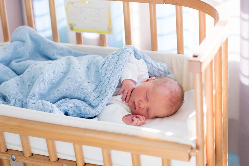 Giường cũi là vật dụng cho trẻ em ngày nay rất quen thuộc, nhưng không phải gia đình nào cũng cho con ngủ cũi khi mới sinh