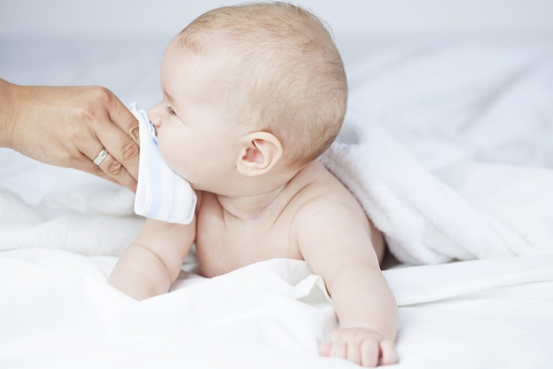 Có nên dùng khăn ướt cho trẻ sơ sinh không