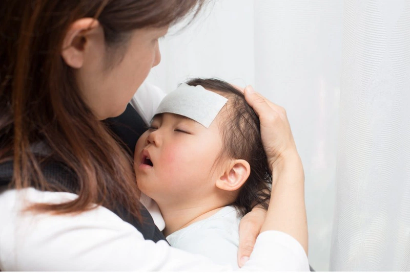 Có nên dùng miếng dán hạ sốt cho trẻ?
