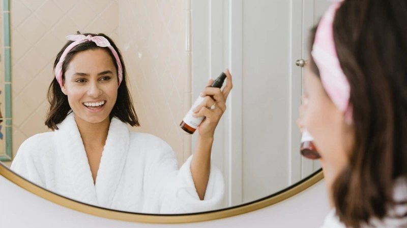 Có nên dùng xịt khoáng vào ban đêm không? Có hiệu quả không 3