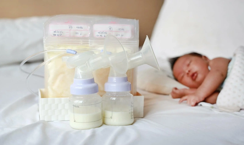 Có nên hút sữa ra bình cho con bú?-1