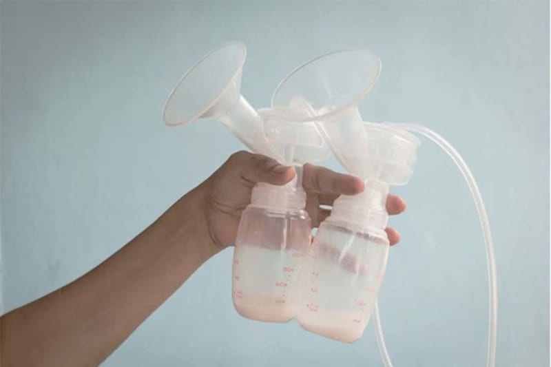 Có nên hút sữa ra bình cho con bú?-3