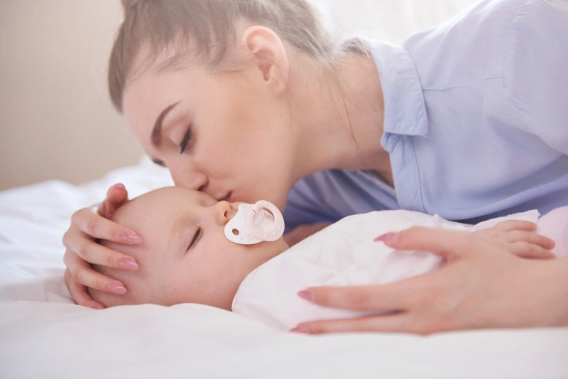 Có nên quấn trẻ sơ sinh khi ngủ?
