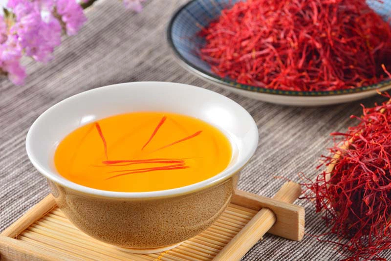 Saffron mang đến hiệu quả tốt nhất khi uống vào buổi sáng sau khi thức dậy hoặc buổi tối trước khi đi ngủ từ 1 – 2 tiếng