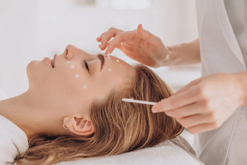 Da nhạy cảm nên dùng AHA hay BHA?3
