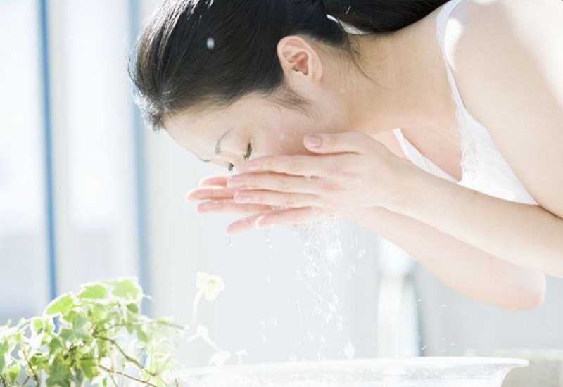 Để lấy nước vo gạo rửa mặt hãy chú ý nguồn nước hợp vệ sinh và bảo đảm an toàn cho da a