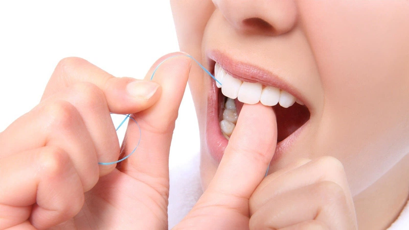 Kết hợp đánh răng và sử dụng nước súc miệng, chỉ nha khoa