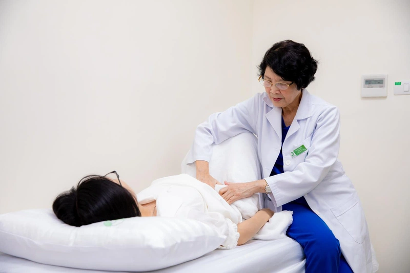 Thăm khám bác sĩ khi có biểu hiện đi tiểu nhiều lần và đau bụng dưới