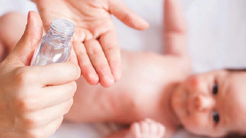 Dầu gió có thể gây ngộ độc cho trẻ em dưới 5 tuổi