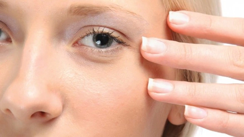 Dấu hiệu bệnh khô mắt dễ nhận biết nhất 3
