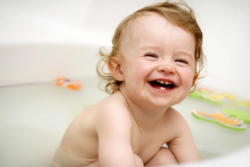 Dấu hiệu nhận biết con mọc răng hàm và cách chăm sóc 1