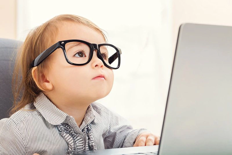 Cha mẹ cần lưu ý khi lớn lên mà trẻ bị cận thị bẩm sinh mà không được khắc phục thì trẻ có thể bị các biến chứng nguy hiểm