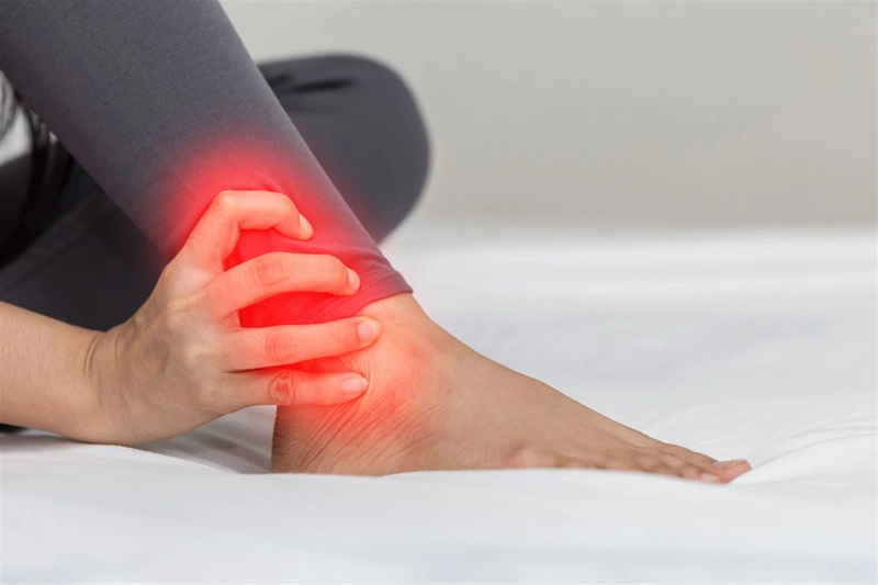 Đau khớp cổ chân khi ngủ dậy gây khó khăn cho người bệnh trong việc di chuyển