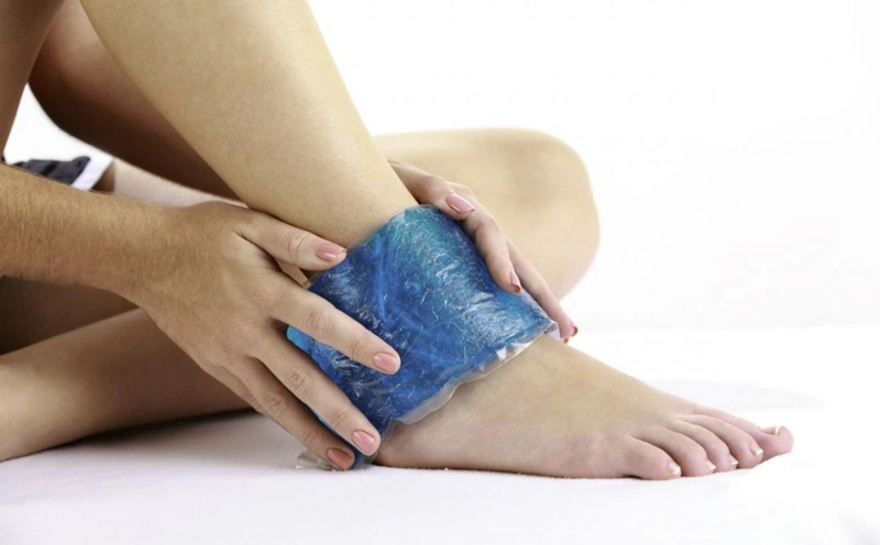 Chườm đá có tác dụng đẩy lùi cơn đau ở cổ chân rất nhanh và hiệu quả