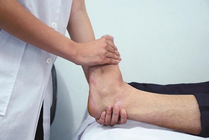 Tập vật lý trị liệu giúp tăng cường sức mạnh cơ xương khớp cũng như cải thiện tình trạng đau khớp cổ chân. 