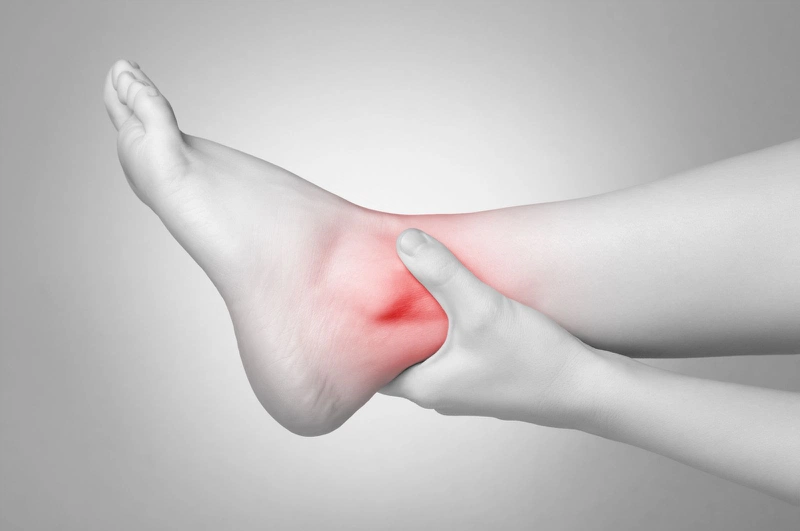 Quá trình lão hóa tự nhiên khiến sụn khớp và xương dưới sụn bị hủy hoại gây đau nhức khớp cổ chân