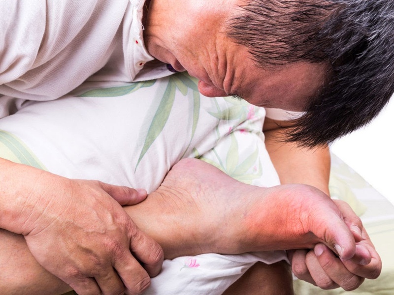 Đau khớp khi uống rượu thường không gây nguy hiểm ngay, nhưng về lâu dài thì nó tiềm ẩn một nguy cơ lớn ảnh hưởng đến sức khỏe