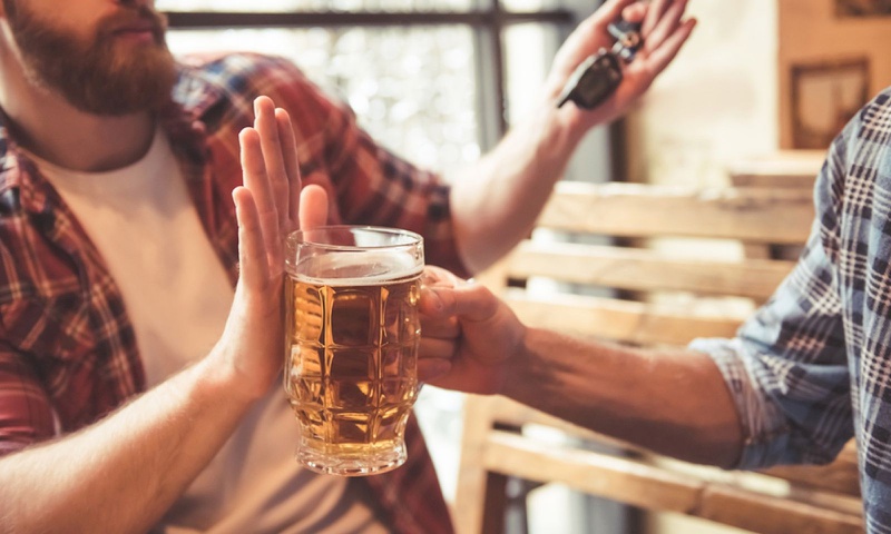 Để phòng tránh và hạn chế mức độ đau khớp khi uống rượu thì cách tốt nhất là hạn chế dùng rượu bia