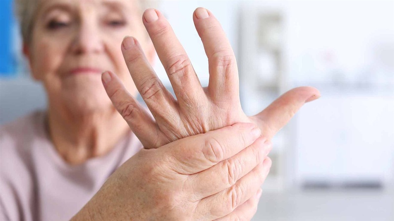 Đau khớp ngón tay kéo dài phải làm sao? 2