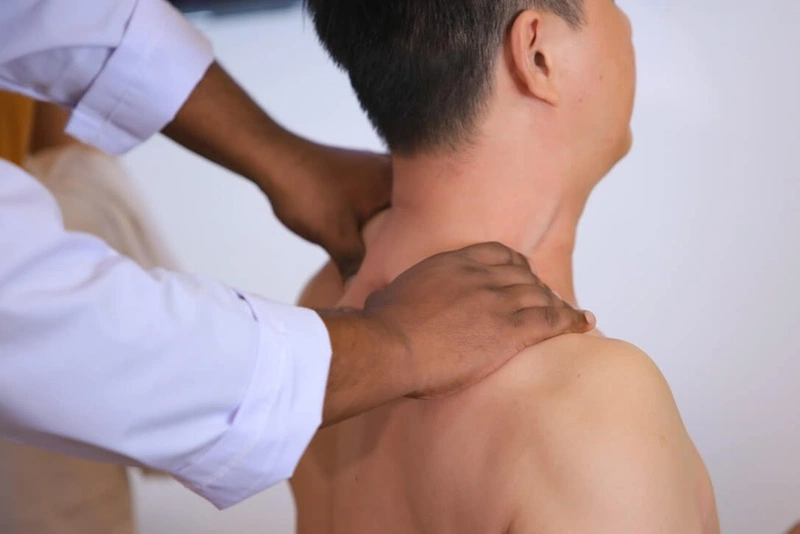 Đau khớp vai bên trái và những điều bạn cần biết