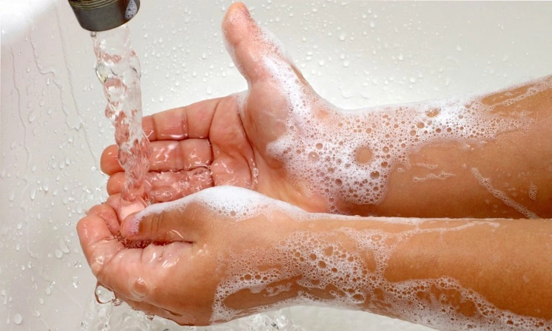 Đau mắt đỏ chảy dịch vàng hoặc xanh là  do đâu 3