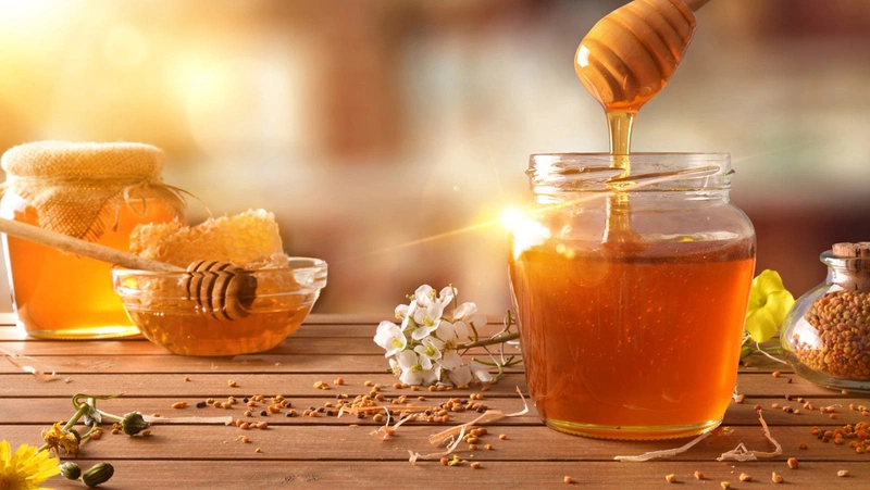 Kết hợp mật ong và dầu mù u giúp trị sẹo hiệu quả