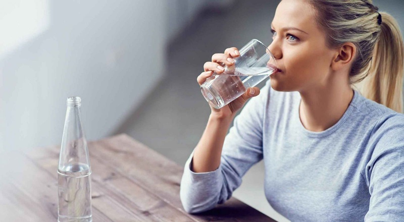 Uống đủ nước mỗi ngày để cung cấp đủ lượng nước cho cơ thể