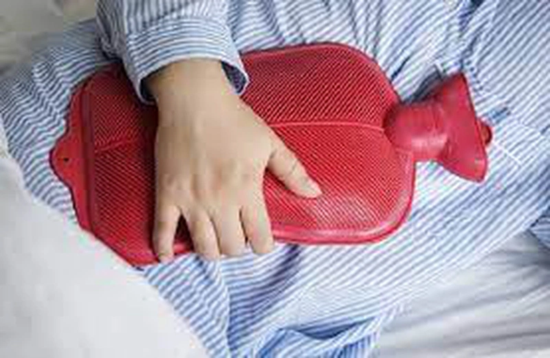Chườm ấm giúp cải thiện tình trạng đau vùng thượng vị và ợ hơi hiệu quả