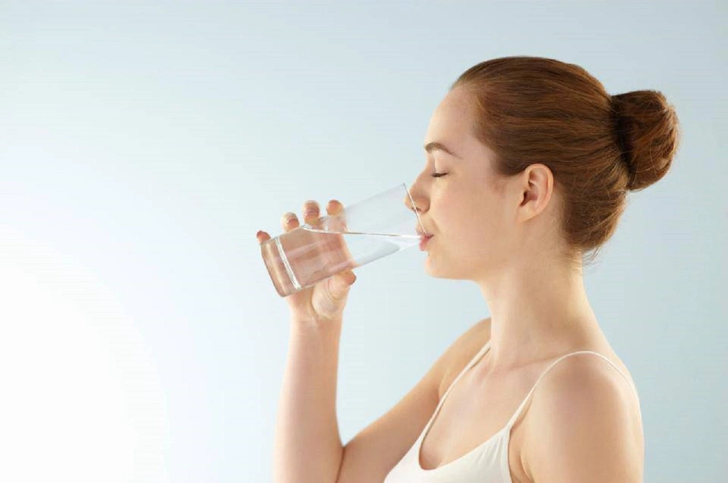 Uống nước ấm có thể giúp giảm nhẹ cơn đau vùng thượng vị