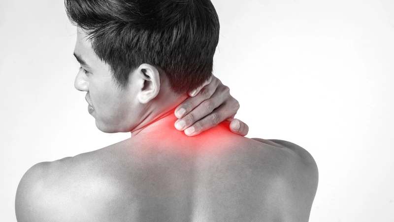 Đau vai gáy thường xuyên khi còn trẻ chớ chủ quan