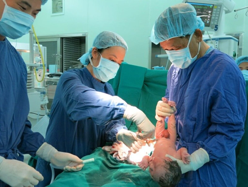 Dây rốn quấn cổ 2 vòng là gì? Mẹo dân gian chữa dây rốn quấn cổ 3
