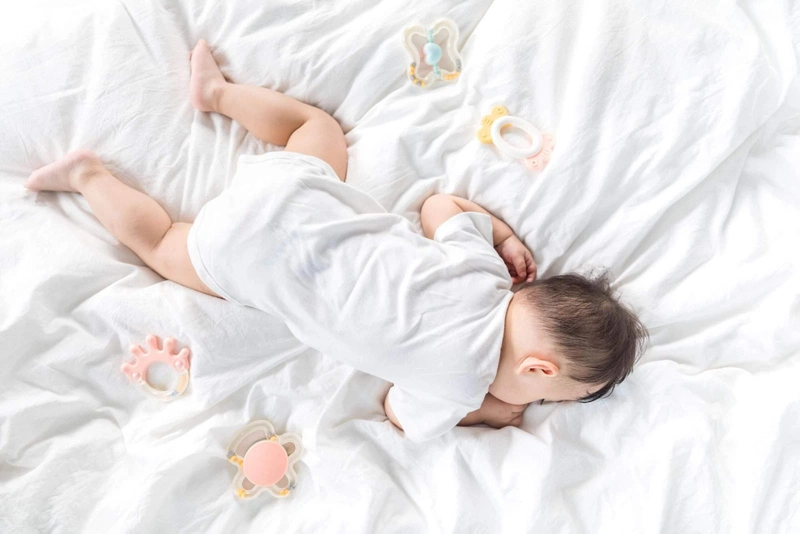 Để trẻ sơ sinh nằm sấp ngủ có sao không?