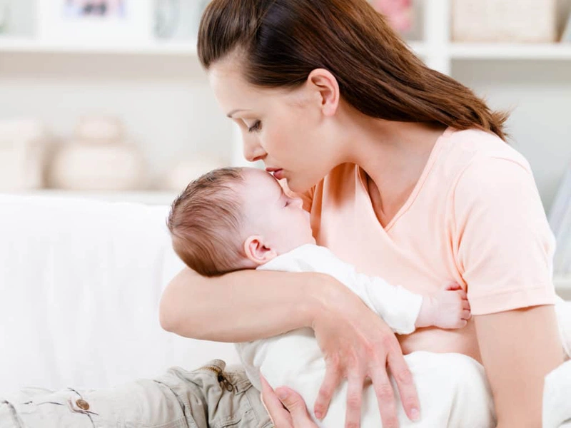 Để trẻ sơ sinh nằm sấp trên người mẹ ngủ có sao không?
