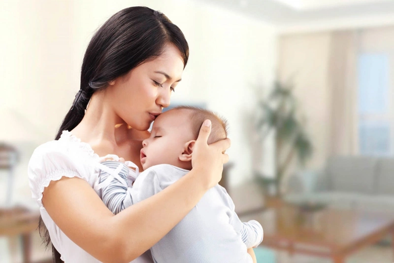 Để trẻ sơ sinh nằm sấp trên người mẹ ngủ có sao không?