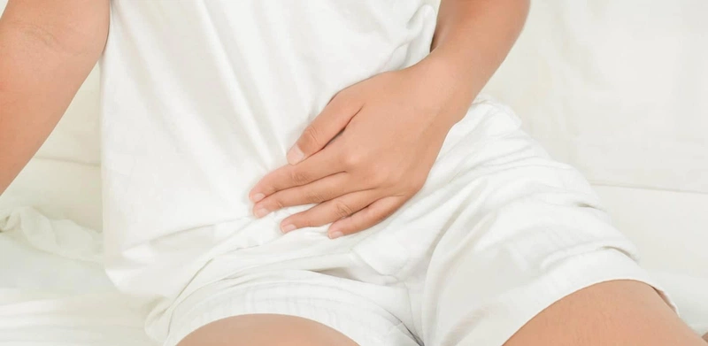 Nữ giới bị sùi mào gà gây ngứa ngáy, nóng rát