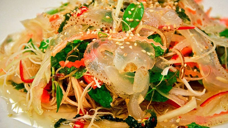 Phụ nữ mang thai nên tránh ăn sứa vì nó có chứa nhiều chất gây dị ứng
