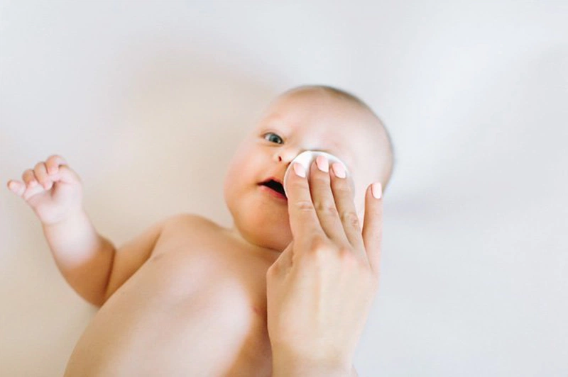 Điều mẹ nên biết: Trẻ bị tắc tuyến lệ có tự khỏi không?